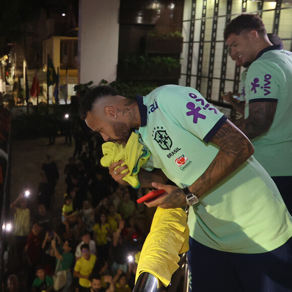 Neymar se recuperando de lesão na coxa vem ao Brasil e é ovacionado em Belém do Pará
