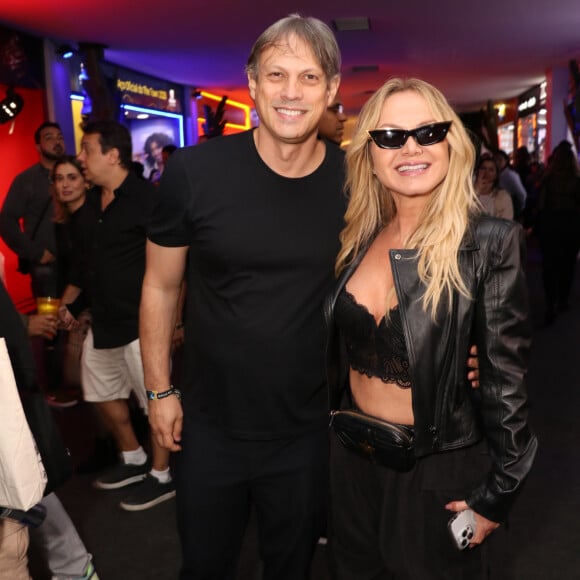 Eliana e Adriano Ricco são pais da pequena Manu, mas tiraram um dia de casal para curtir o The Town