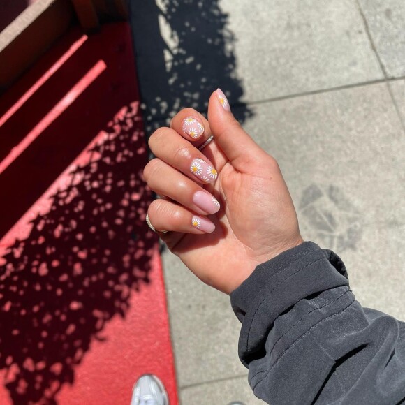 Namorada do Bruno Mars, Jessica Caban, ama nail art e está sempre compartilhando novos desenhos nas suas unhas por meio do Instagram