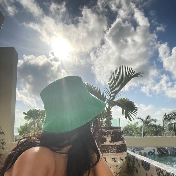 Jessica Caban, namorada do Bruno Mars, ama bucket hats e varia bastante as estampas e tecidos das peças