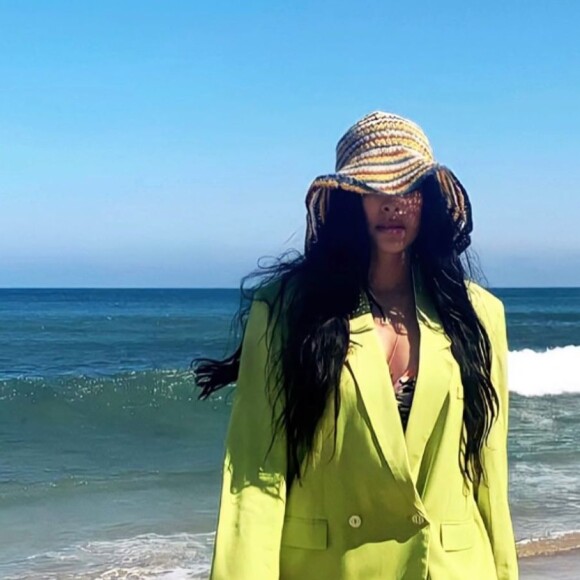 Jessica Caban, namorada do Bruno Mars, adora bonés e chapéus e sempre está usando algum acessório na cabeça