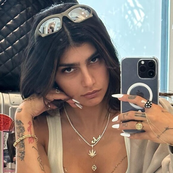 Mia Khalifa criticou Anitta nas redes sociais