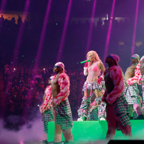 Karol G fez uma apresentação com o remix de "Tá Ok", música de Dennis DJ com Kevin O Chris