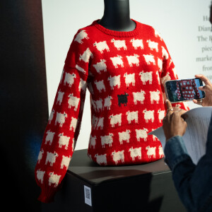 Casaco icônico de Princesa Diana foi arrematado no leilão Fashion Icons da Sotheby's, em Nova York
