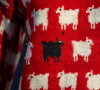 Casaco de Princesa Diana é feito de tricô e criado no final dos anos 1970. O destaque é uma ovelha negra entre dezenas de ovelhas brancas desenhadas no tecido