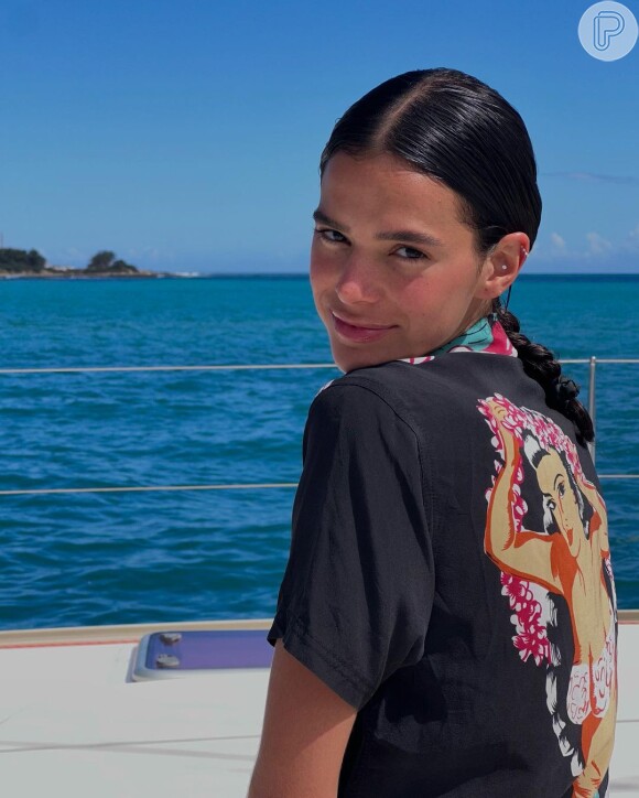 Bruna Marquezine está curtindo alguns dias de praia ao lado de Sasha Meneghel