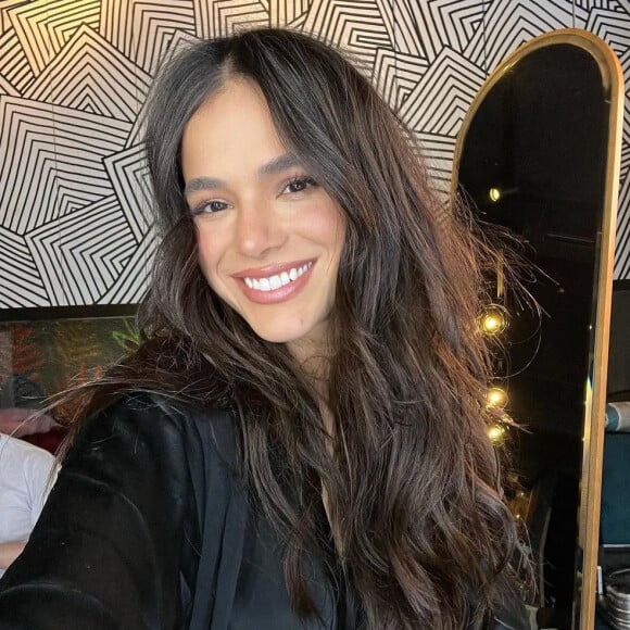 Neste sábado (16), Bruna Marquezine foi presenteada com uma bolsa da Gucci