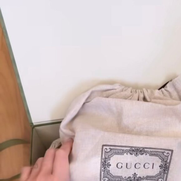 Nos stories, Bruna Marquezine disse que estava "namorando a bolsa" há tempos