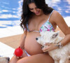 Bruna Biancardi, de biquíni, deixou a barriga da reta final da gravidez à mostra em foto com seus pets: 'Domingo do jeitinho que eu amo'