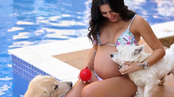 Bruna Biancardi, de biquíni, deixou a barriga da reta final da gravidez à mostra em foto com seus pets: 'Domingo do jeitinho que eu amo'