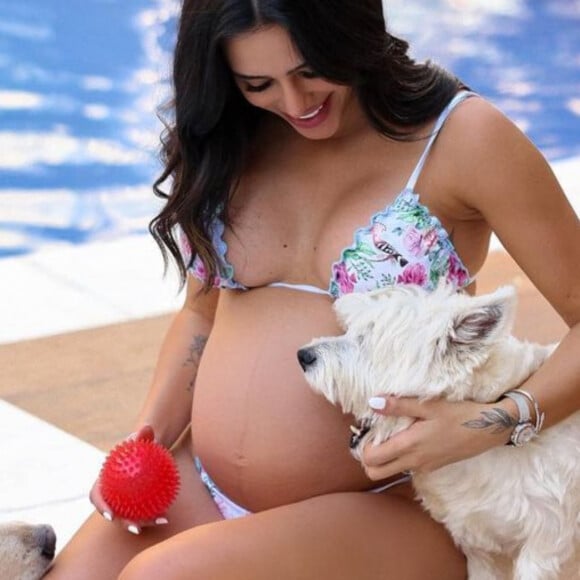 Bruna Biancardi, de biquíni, deixou a barriga da reta final da gravidez à mostra em foto com seus pets: 'Domingo do jeitinho que eu amo'