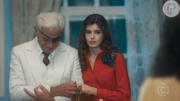 Leonel (Paulo Gorgulho) e Marê (Camila Queiroz) voltam a morar na mansão na novela "Amor Perfeito"