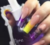 Esmalte roxo e amarelo se combinam nessa nail art com unhas encapsuladas