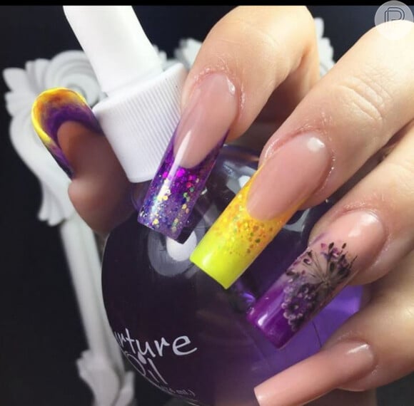 Esmalte roxo e amarelo se combinam nessa nail art com unhas encapsuladas