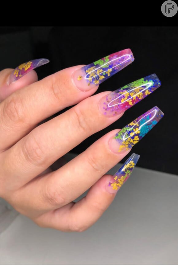 Unhas encapsuladas com flores de verdade: essa opção é mais colorida e extravagante