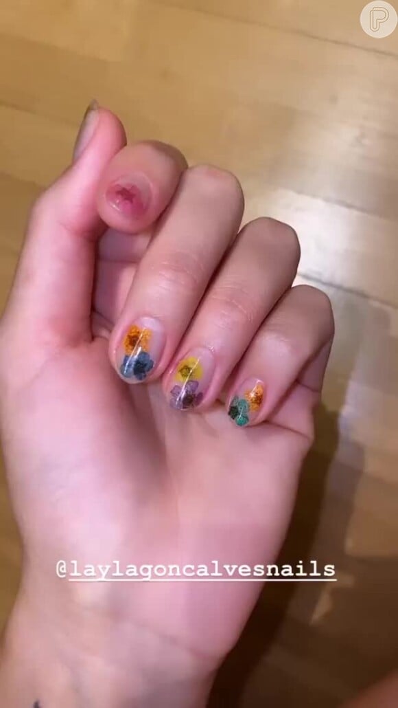 Unhas com nail art de flor encapsulada já foi usada por Bruna Marquezine