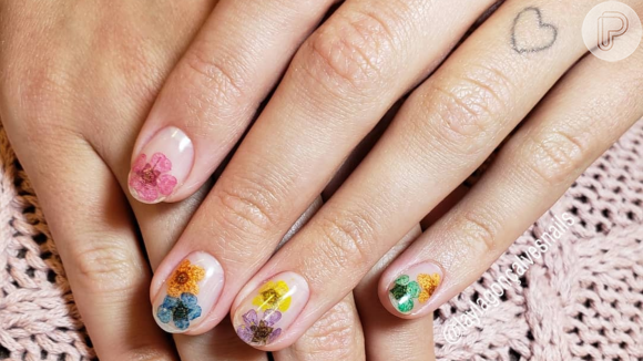 Unhas sem alongamento também ficam lindas com a trend das unhas encapsuladas