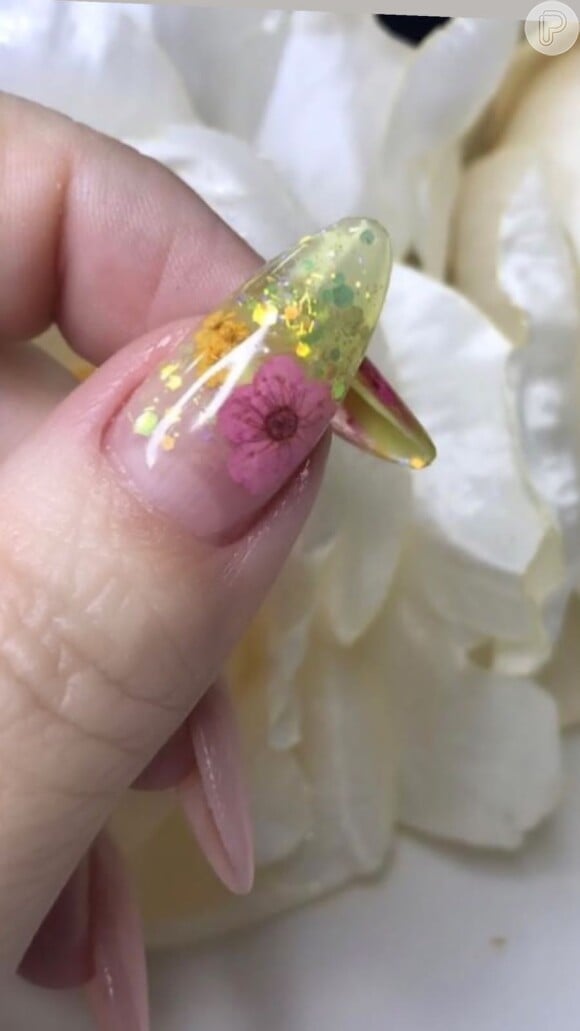 Unhas stilletto com nail art floral: qe tal essa versão romântica e delicada