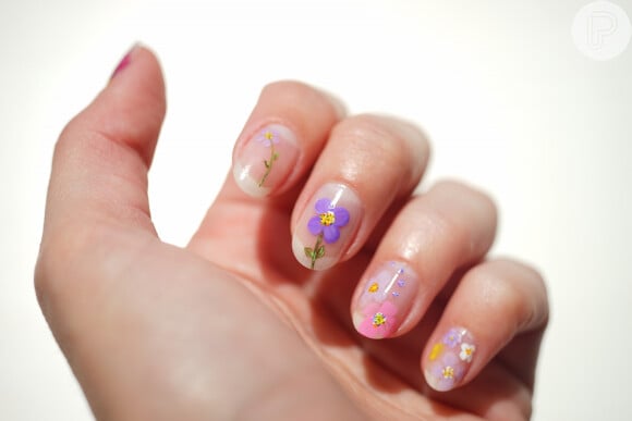 Flores de verdade de diferentes tipos se misturam nessa nail art