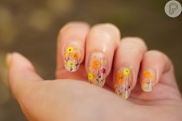 Unhas decoradas com flores de verdade: conheça a nail art tendência da Primavera para valorizar beleza natural