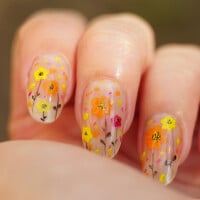 Flores - de verdade! - nas unhas decoradas! Conheça a nail art delicada que vai florir suas mãos na Primavera