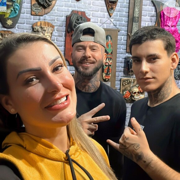 Filho de Andressa Urach, Arthur, passeia com os amigos o dia todo após a mãe realizar cirurgia de emergência