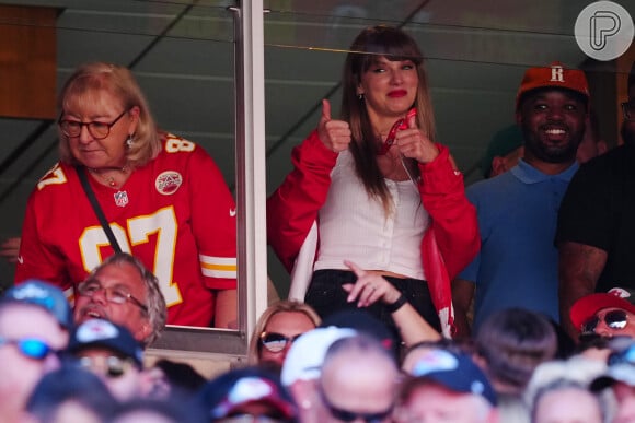 Taylor Swift foi flagrada torcendo para os Chiefs, time de Travis Kelce, no último domingo (24)