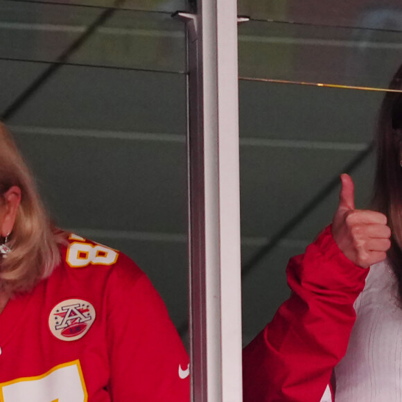 Taylor Swift foi flagrada torcendo para os Chiefs, time de Travis Kelce, no último domingo (24)