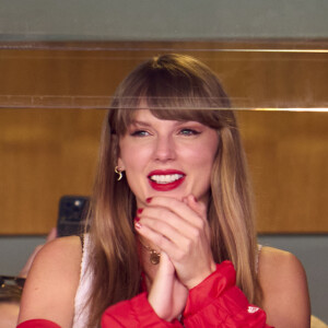 Taylor Swift e Travis Kelce foram vistos deixando a partida dos Chiefs juntos