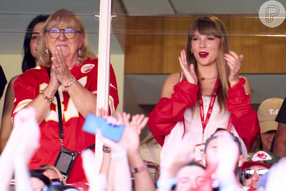 Taylor Swift estava ao lado da mãe de Travis Kelce, sua possível nova sogra, no jogo dos Chiefs