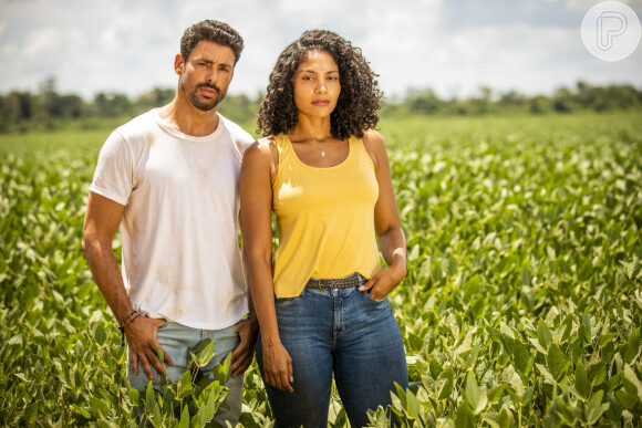 Caio (Cauã Reymond), em Terra e Paixão, incentivou Aline (Bárbara Reis) a assinar a documentação