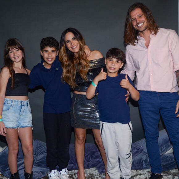 Wanessa Camargo e Dado Dolabella em fotos com os filhos da cantora e a filha do ator em camarim de show da artista