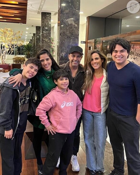 Wanessa Camargo em foto com o pai, Zezé Di Camargo, a irmã, Camilla, o irmão, Igor, e os filhos, José Marcus e João Francisco