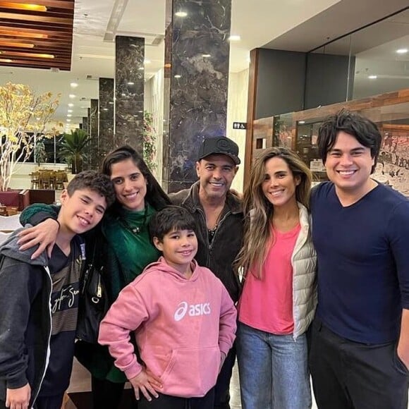 Wanessa Camargo em foto com o pai, Zezé Di Camargo, a irmã, Camilla, o irmão, Igor, e os filhos, José Marcus e João Francisco