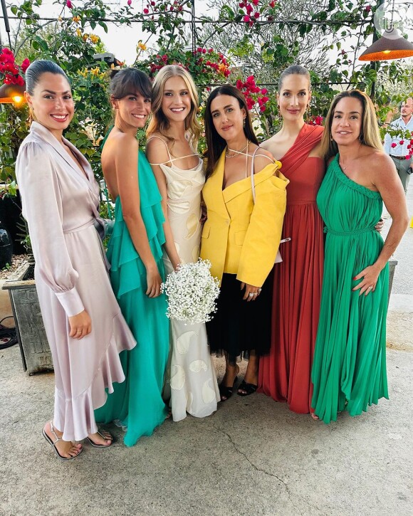 A noiva Celina Locks com suas convidadas, cada uma com vestido de festa diferente