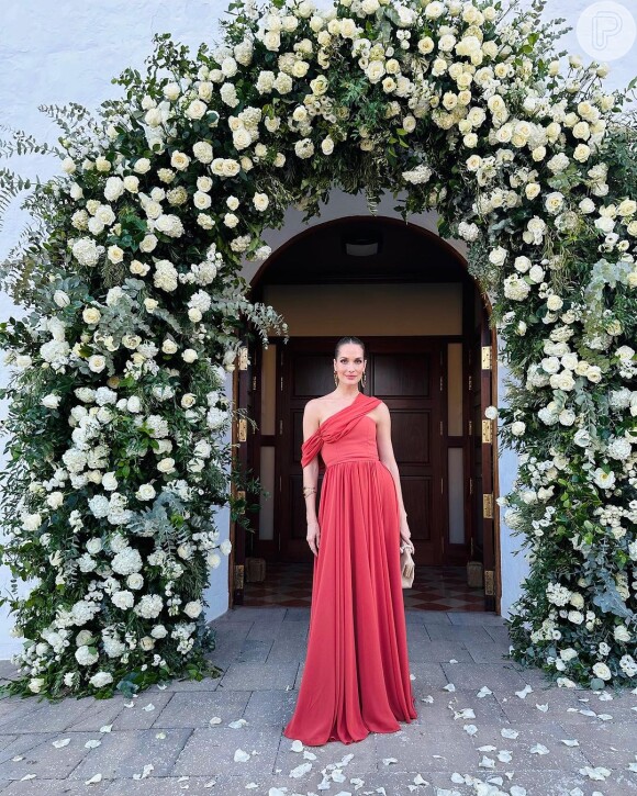 Vestido de festa vermelho: Schynaider usou um modelo de vestido longo que é perfeito para várias ocasiões