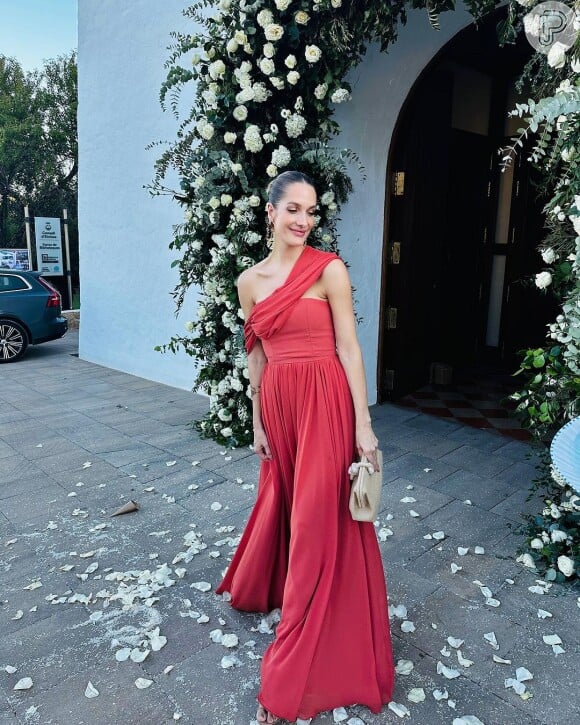 Vestido de festa vermelho de Schynaider pode ser usado para casamentos, mas combina para um jantar, encontro ou até mesmo formatura