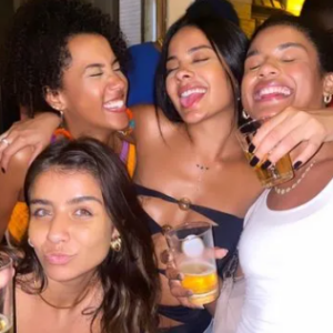 Bella Campos foi curtir a noite com as amigas e aproveitar a vida de solteira