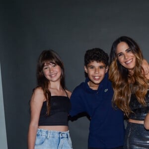 Filhos de Wanessa Camargo, José Marcus e João Francisco, em foto com a mãe, Dado Dolabella e a filha do ator, Ana Flor