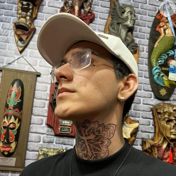 Arthur Urach foi com Mari Ávila para uma boate