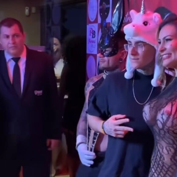 Andressa Urach explicou que relação com o filho é extremamente profissional