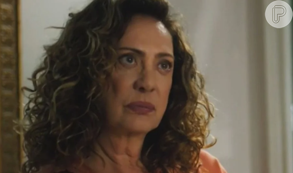 Angelina costuma defender Agatha (Eliane Giardini) dos comentários de Irene (Gloria Pires) em Terra e Paixão