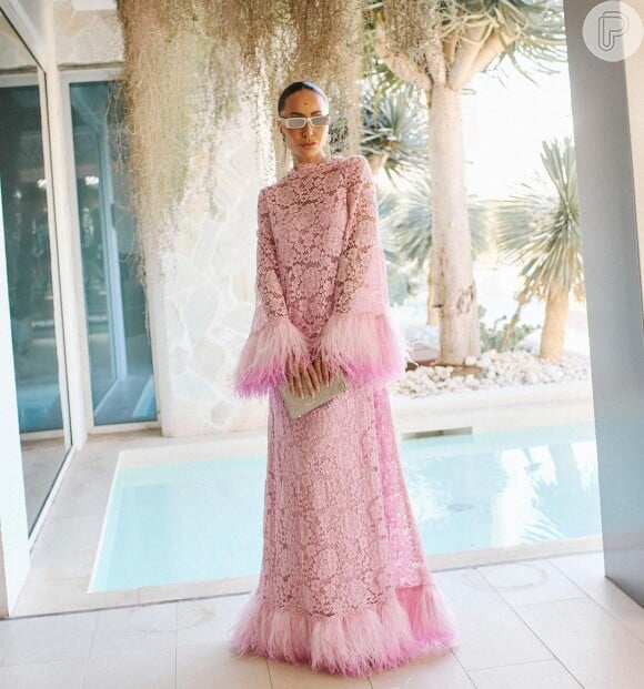 Sabrina Sato usou dois vestidos rosas para o casamento de Ronaldo e Celina Locks