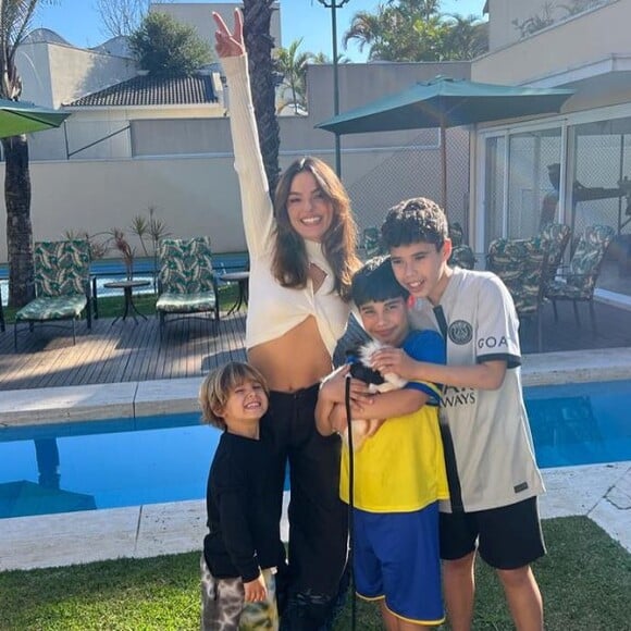 Isis Valverde posa com o filho, Rael, e os enteados, José Marcus e João Francisco, em foto publicada por Marcus Buaiz