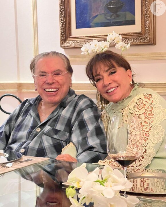 Silvio Santos surgiu em foto com a mulher, Iris Abravanel, porém não tem comparecido ao SBT e tampouco sua voz é ouvida em redes sociais