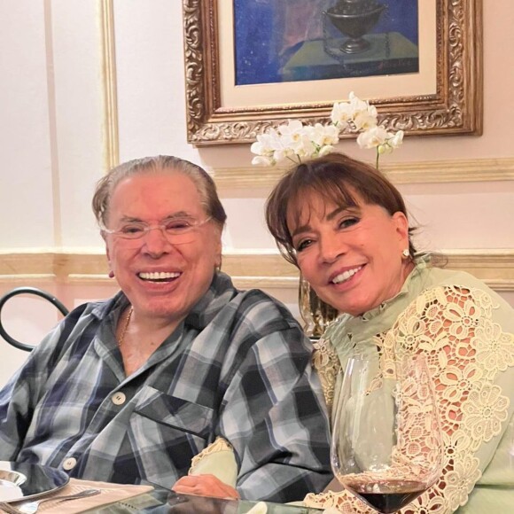 Silvio Santos surgiu em foto com a mulher, Iris Abravanel, porém não tem comparecido ao SBT e tampouco sua voz é ouvida em redes sociais