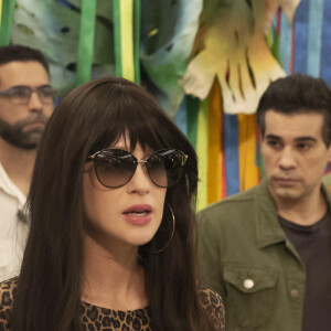 Em Fuzuê, Preciosa(Marina Ruy Barbosa) entra disfarçada na loja, mas quase será vista por Miguel (Nicolas Prattes)