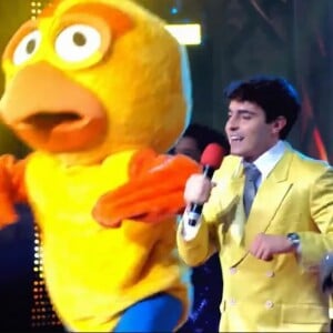 Filho de Gugu, João Augusto Liberato usou paletó amarelo no 'Lip Sync' da Globo para dublar e dançar 'Baile dos Passarinhos' e 'Pintinho Amarelinho'