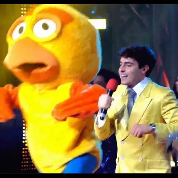 Filho de Gugu, João Augusto Liberato usou paletó amarelo no 'Lip Sync' da Globo para dublar e dançar 'Baile dos Passarinhos' e 'Pintinho Amarelinho'