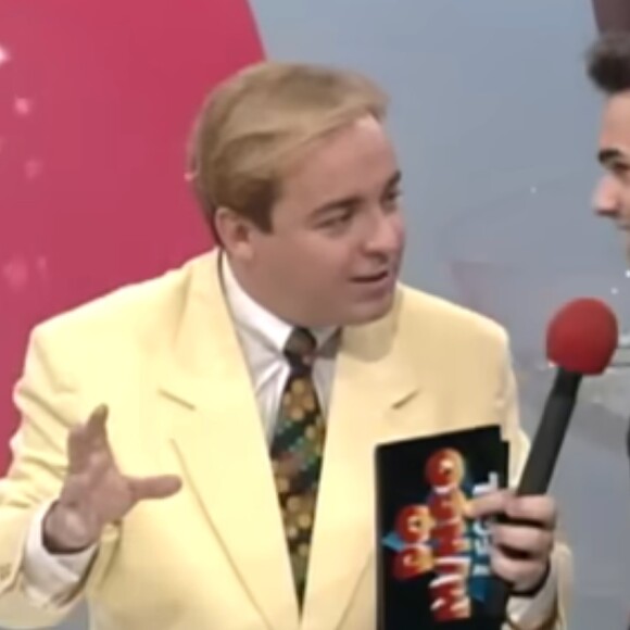 Gugu Liberato em cena do primeiro 'Domingo Legal' ao vivo (07/08/1994). João Augusto Liberato usou até espuma vermelha de microfone parecida